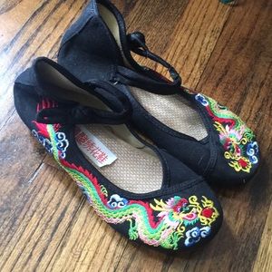 Embroidered Flats! Size 7ish 🧡❤️